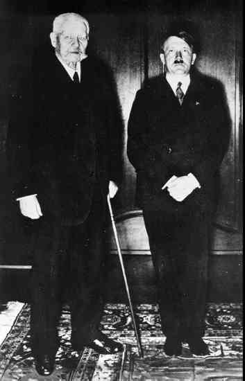 Reichsprsident Paul von Hindenburg und Adolf Hitler auf Gut Neudeck