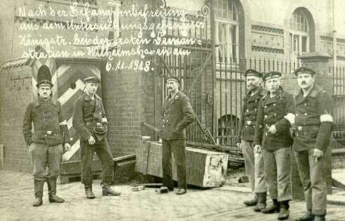 Im Anschluss an eine Demonstration befreite Matrosen vor dem Untersuchungsgefngnis in Wilhelmshaven (Matrosenaufstand)