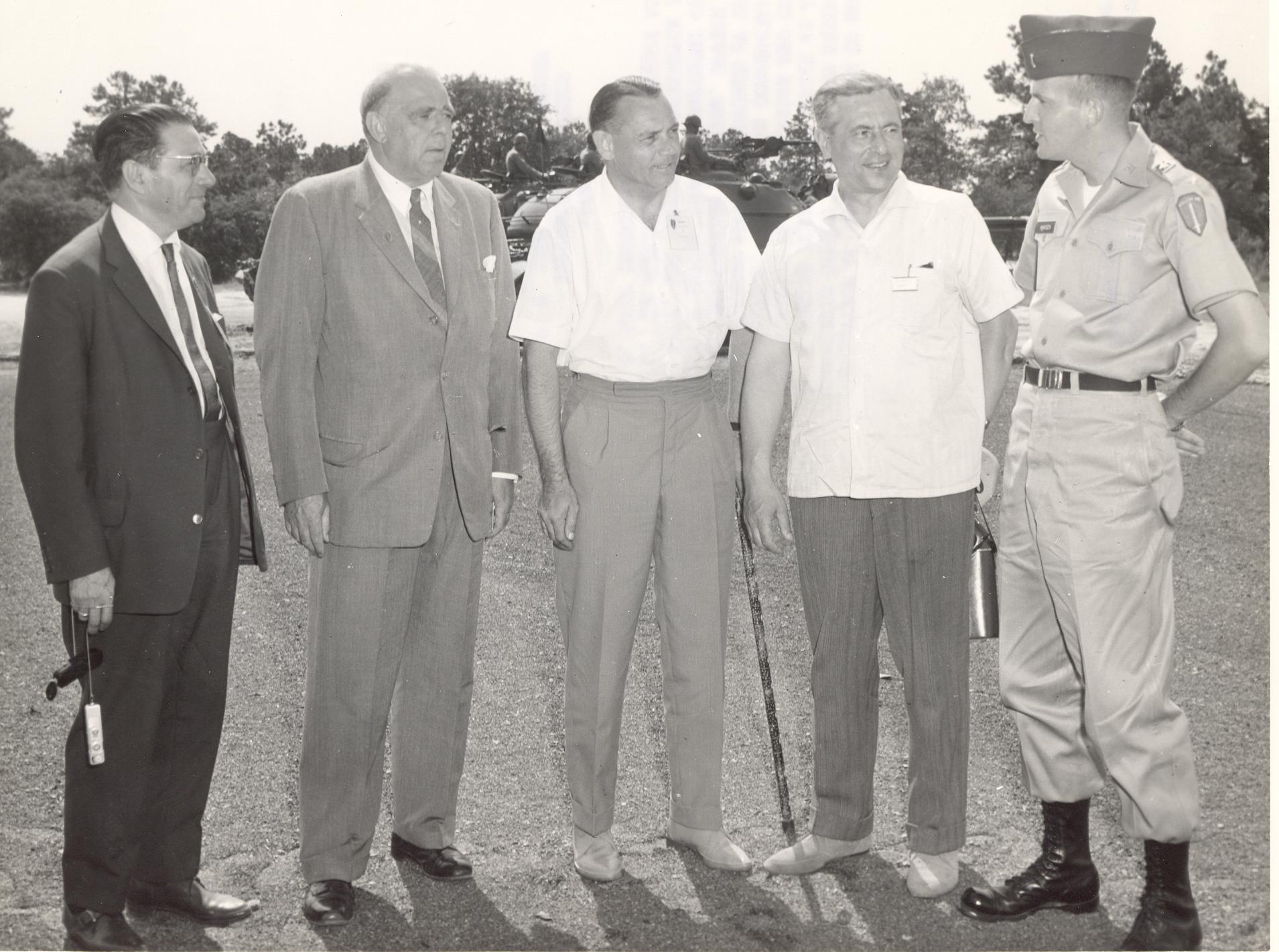 Josef Felder (links) mit dem Wehrbeauftragten des Bundestages, Vize-Admiral von Heye und Parlamentskollegen im amerikanischen Infanterie-Zentrum in Fort Benning