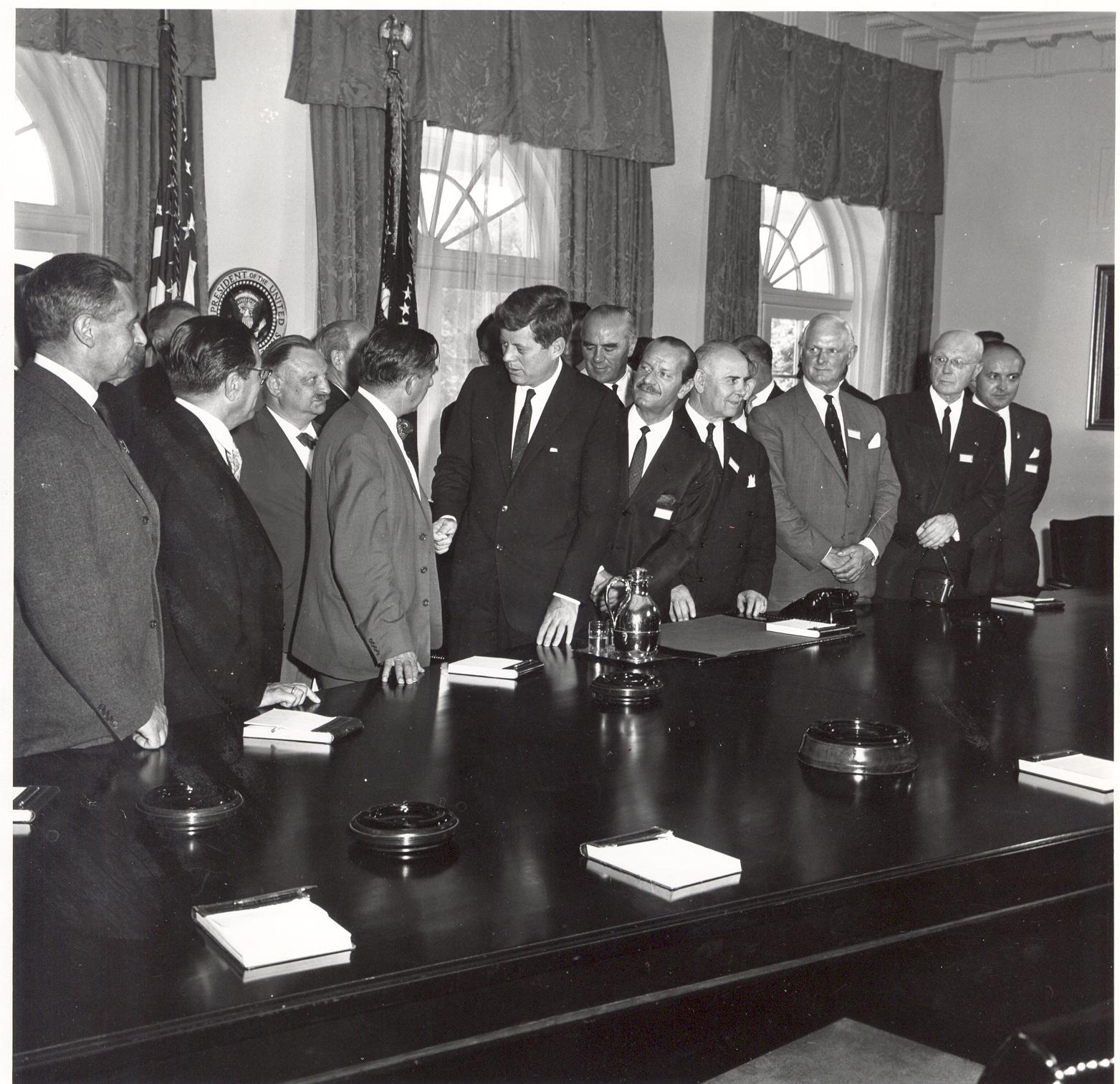 Josef Felder (zweiter von links) mit Natoparlamentariern beim Treffen mit John F. Kennedy im Weien Haus in Washington