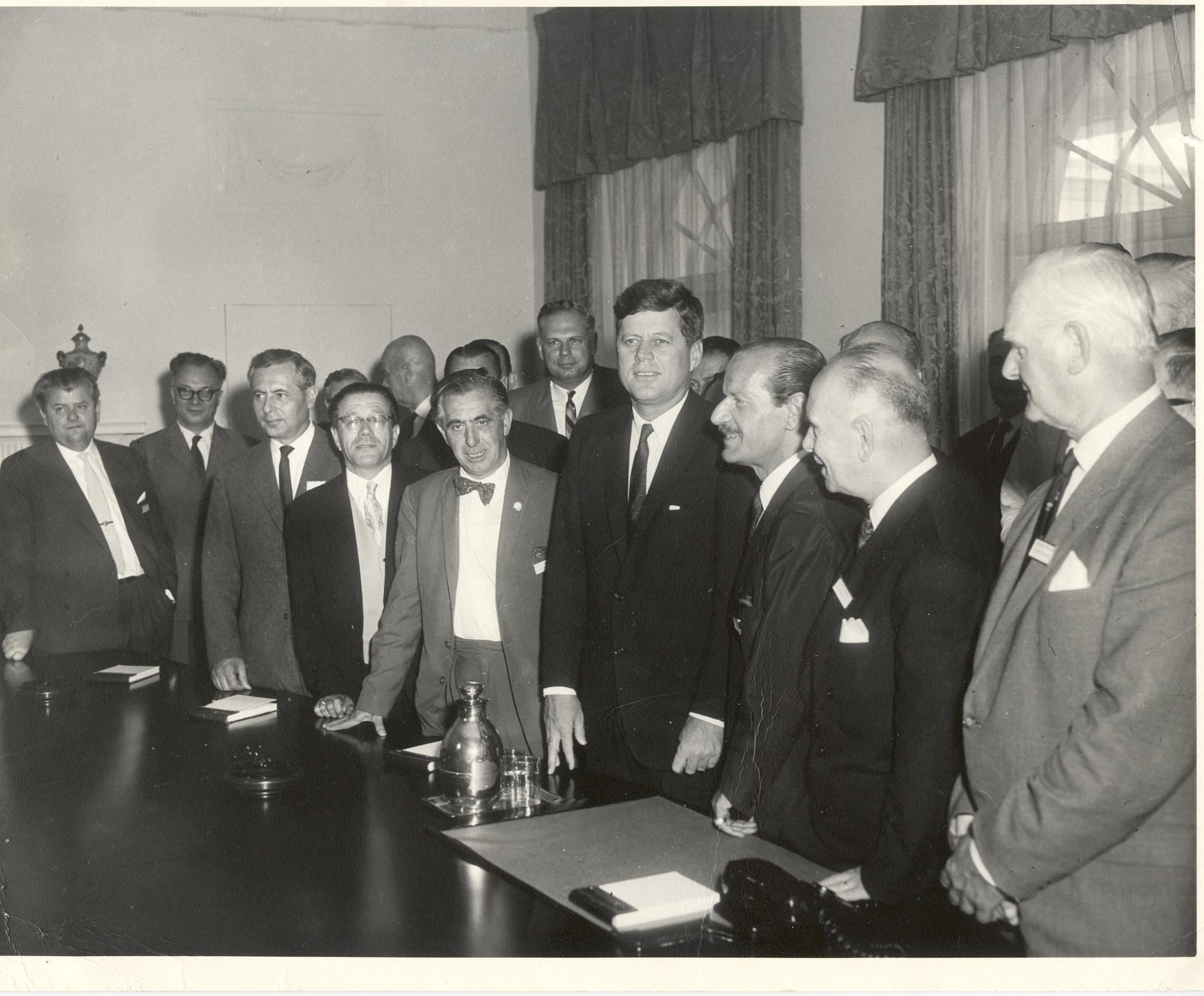 Josef Felder (vierter von links) mit Natoparlamentariern im Weien Haus