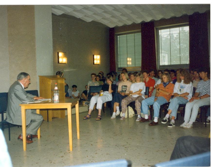 Josef Felder bei einem Vortrag vor einer Schulklasse